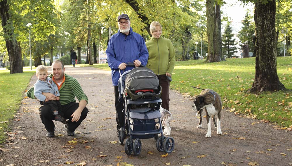 Perhe nauttii ulkoilmasta