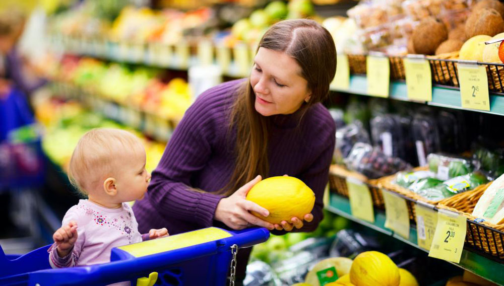 Ostoksilla kaupan vihannesosastolla