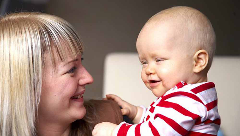 Vauva äidin sylissä