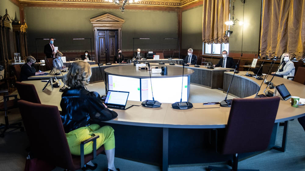 Министры собрались на пленарное заседание правительства в Сословном доме, чтобы сесть за круглый стол.