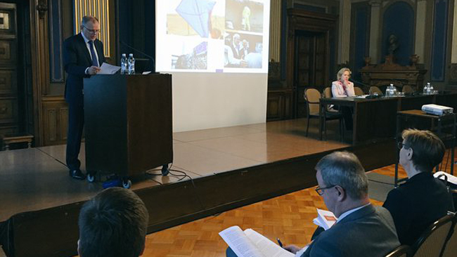 Vytenis Andriukaitis puhuu puhujapöntön takana.