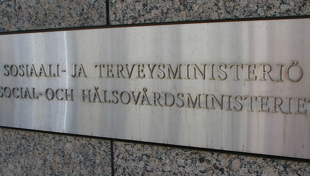 Seinälle oleva metallinen kyltti, jossa lukee Sosiaali- ja terveysministeriö, Social och Hälsovårdsministeriet