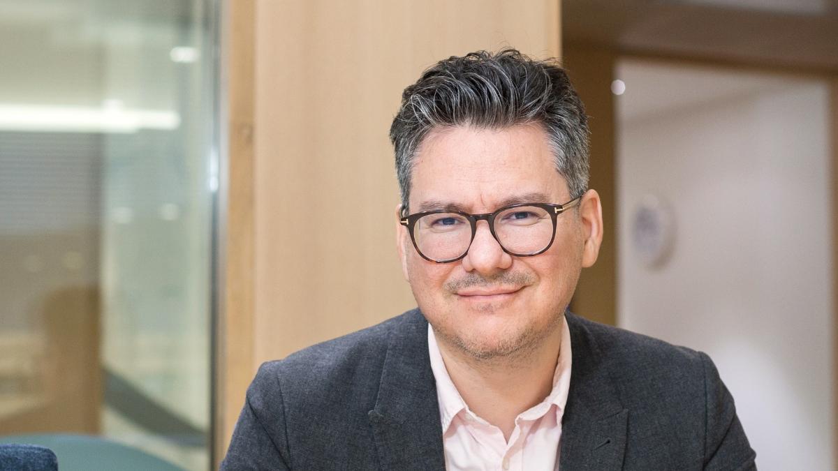 Kuvassa on kolumnin kirjoittaja Andreas Blanco Sequeiros, joka toimii johtajana sosiaali- ja terveysministeriön ohjausosastolla.