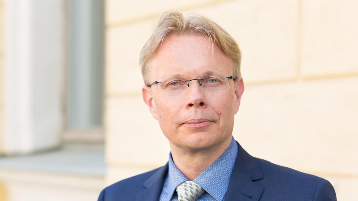 Kuvassa on kolumnin kirjoittaja Jukka Lähesmaa.