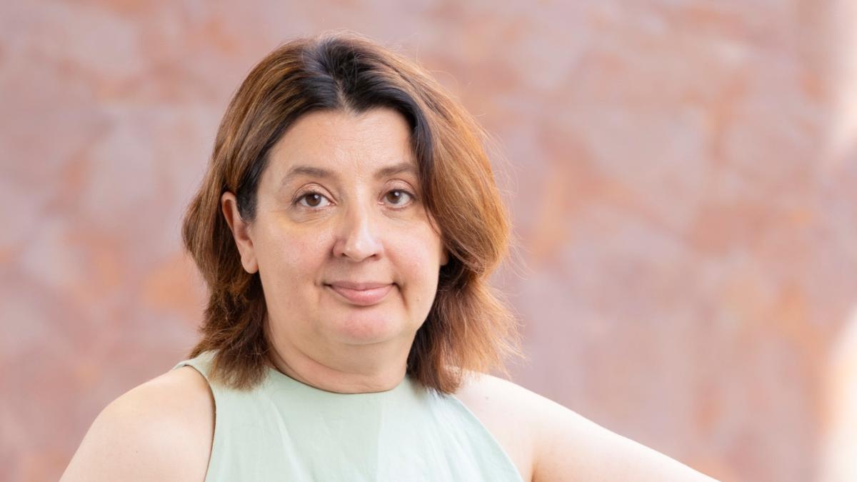 Kuvassa on kolumnin kirjoittaja erityisasiantuntija Leini Sinervo sosiaali- ja terveysministeriöstä.