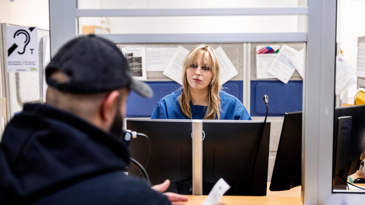 Kuvassa potilas on ilmoittautumassa terveysasemalla vastaanotolle.