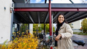 Kuvassa on kävelijöitä kadulla, jolla on vielä lunta.