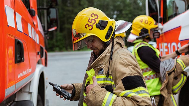 Pelastaja ja puhelin.