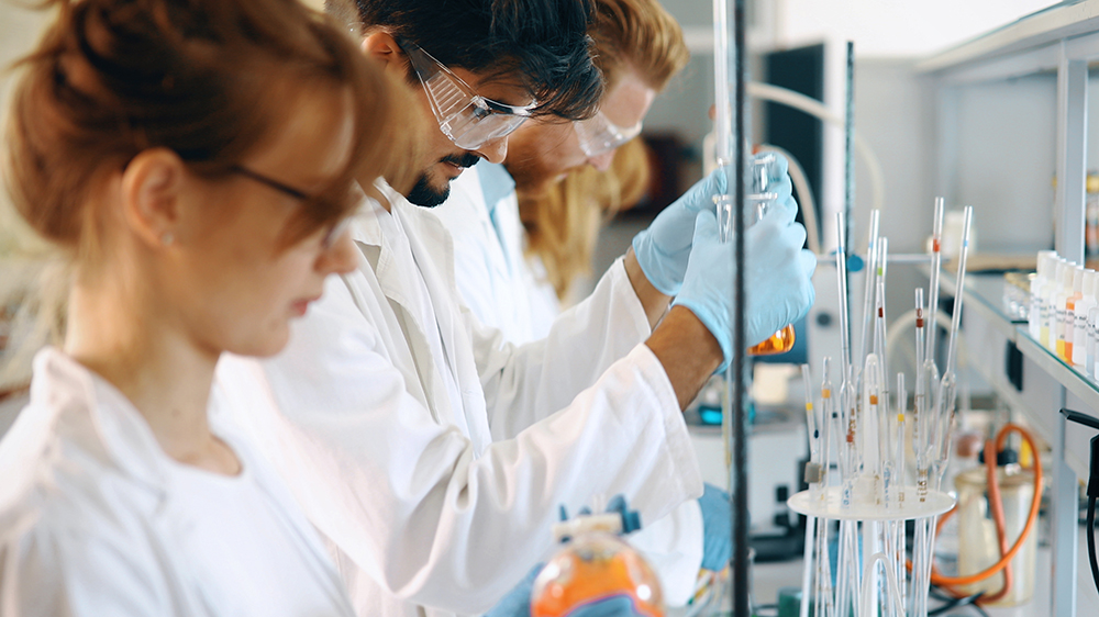 Kansainväliset opiskelijat työskentelevät laboratoriossa.