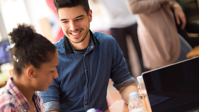 Maahanmuuttajat opiskelemassa