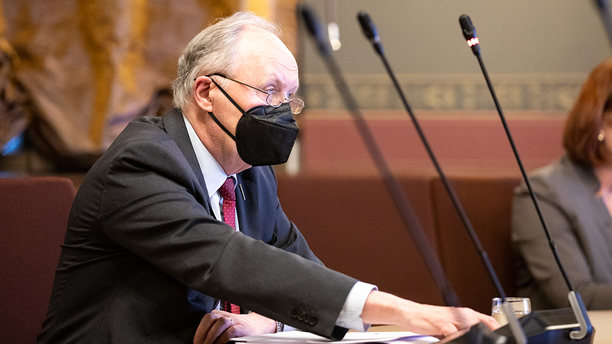 Perhe- ja peruspalveluministeri Aki Lindén koronaministerityöryhmän kokouksessa